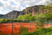 Tennisplatz vor dem Rotenfelsmassiv 